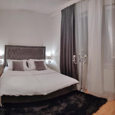 2 Izbovy Byt 60M2 V Centre Na Bakossovej, 24H Self Checkin Apartman Besztercebánya Kültér fotó