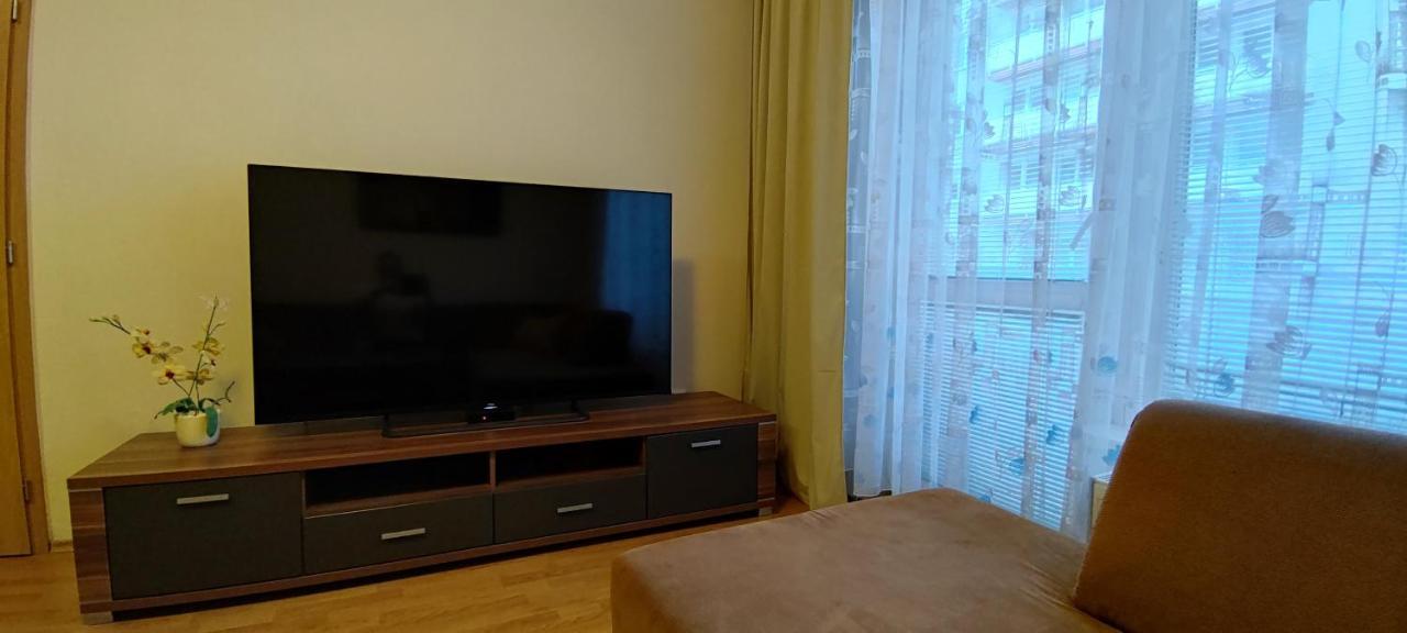 2 Izbovy Byt 60M2 V Centre Na Bakossovej, 24H Self Checkin Apartman Besztercebánya Kültér fotó