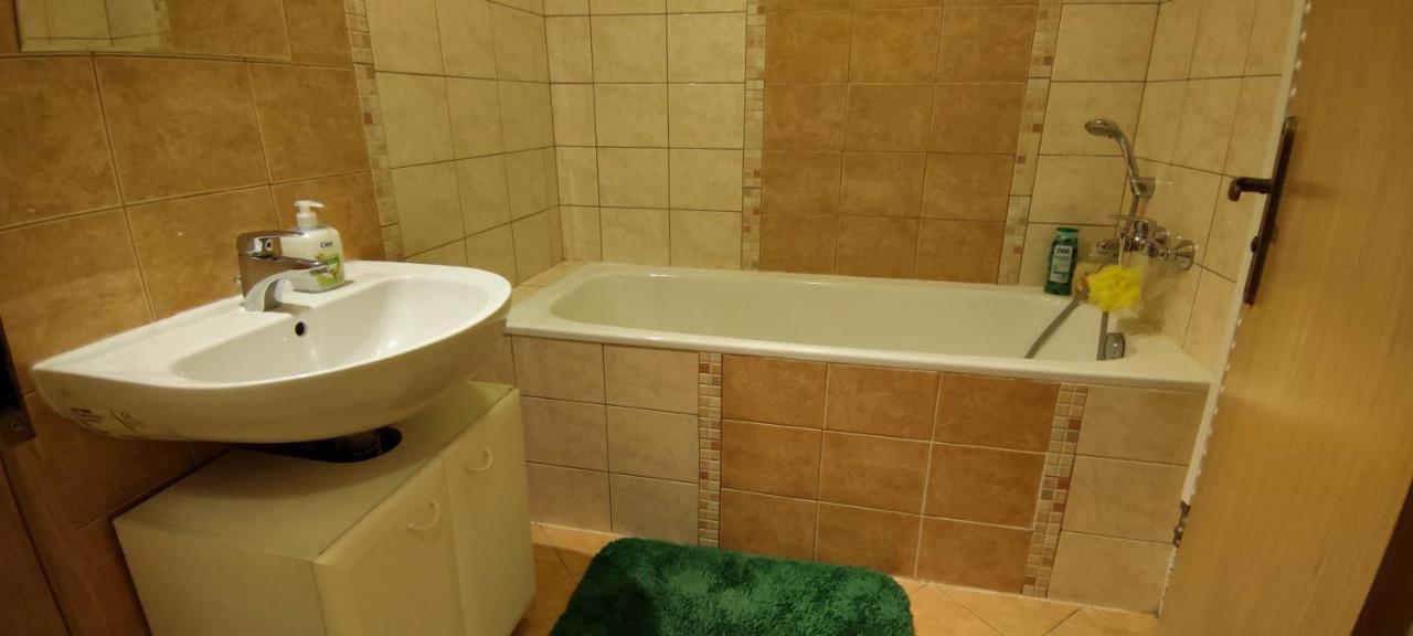 2 Izbovy Byt 60M2 V Centre Na Bakossovej, 24H Self Checkin Apartman Besztercebánya Kültér fotó