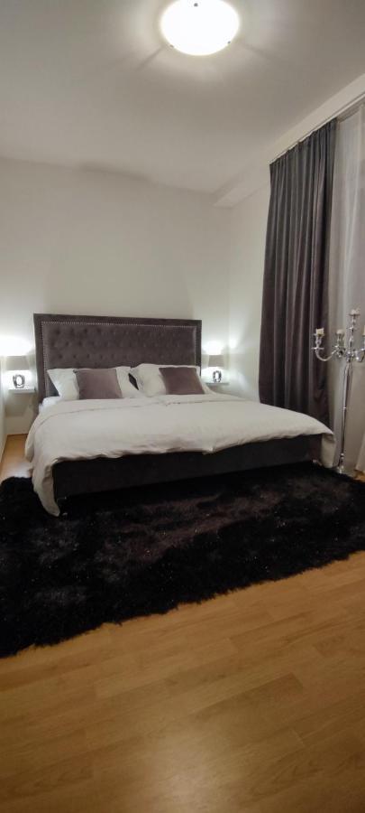 2 Izbovy Byt 60M2 V Centre Na Bakossovej, 24H Self Checkin Apartman Besztercebánya Kültér fotó