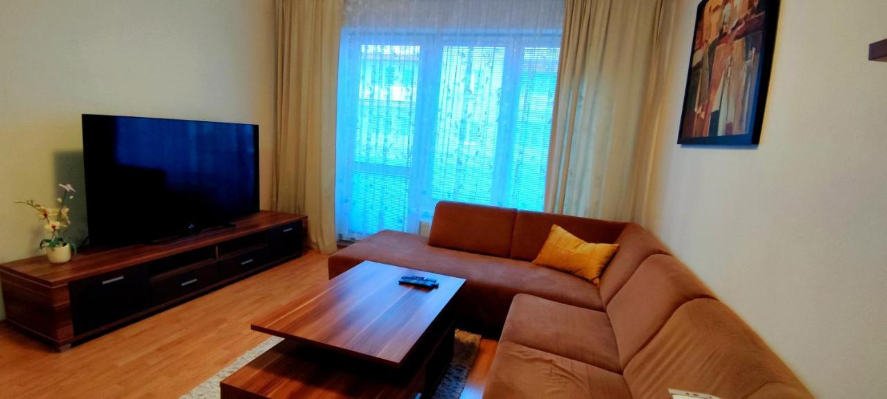 2 Izbovy Byt 60M2 V Centre Na Bakossovej, 24H Self Checkin Apartman Besztercebánya Kültér fotó