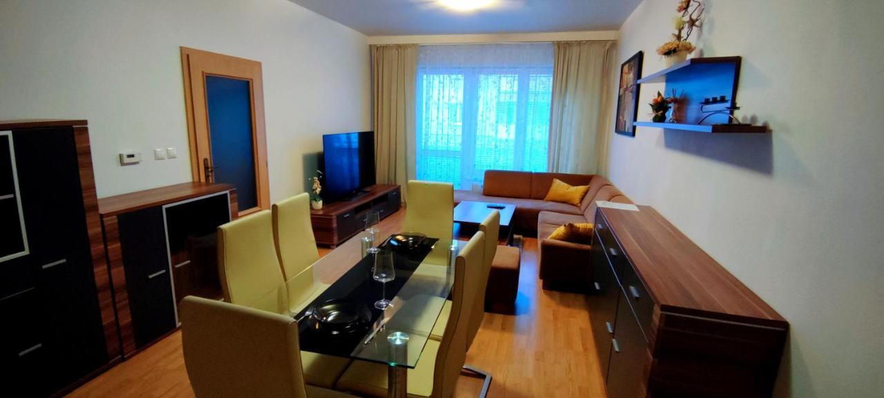 2 Izbovy Byt 60M2 V Centre Na Bakossovej, 24H Self Checkin Apartman Besztercebánya Kültér fotó