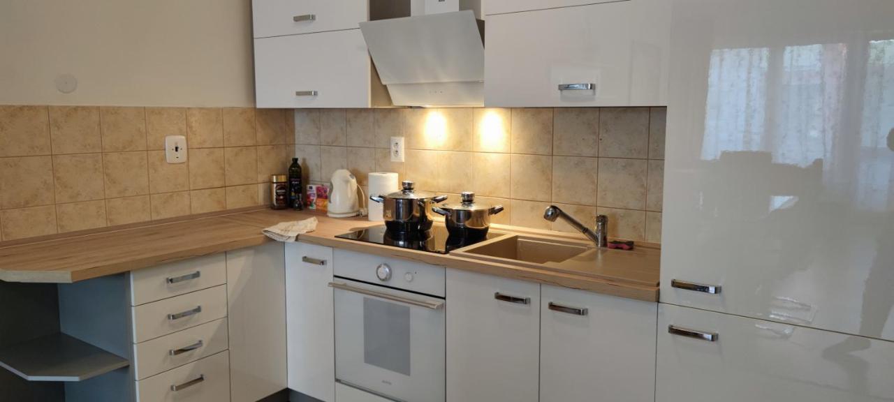 2 Izbovy Byt 60M2 V Centre Na Bakossovej, 24H Self Checkin Apartman Besztercebánya Kültér fotó